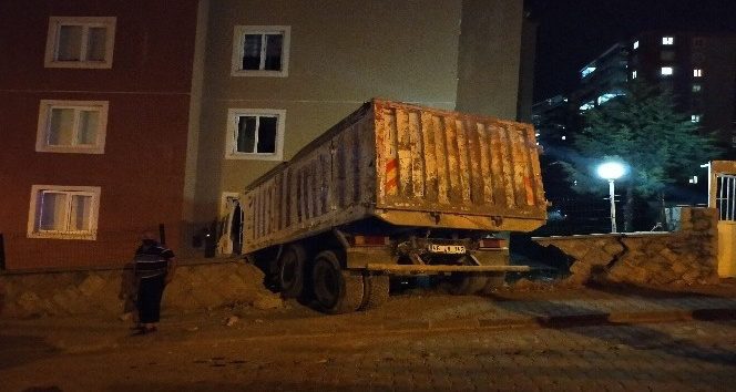 Freni boşalan kamyon binaya çarptı